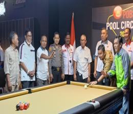 Kadispora Riau Bobby Rachmat melakukan shooting pertama dalam pembukaan Sirnas PB POBSI Seri ke-3 2022 di Pekanbaru.(foto: rahmat/halloriau.com)