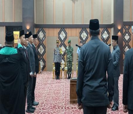 Pj Wako Pekanbaru, Muflihun lantik Edu sebagai Kadis PUPR beserta 3 pejabat lainnya (foto/rahmat)