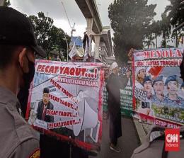 Puluhan orang yang tergabung dalam kelompok Aksi Bela Islam demo di kantor Badan Reserse Kriminal (Bareskrim) Polri untuk menuntut penegakan hukum tergadap Menteri Agama Yaqut Cholil Qoumas, Selasa (15/3). (CNN Indonesia/Michael Josua)
