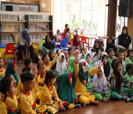 Pengunjung Perpustakaan Soeman HS Provinsi Riau mendapat banyak kunjungan dari anak sekolah (foto/ist)