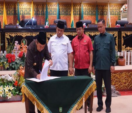 Rapat paripurna persetujuan Ranperda Perubahan APBD Provinsi Riau Tahun Anggaran 2023 menjadi Perda (foto/ist)