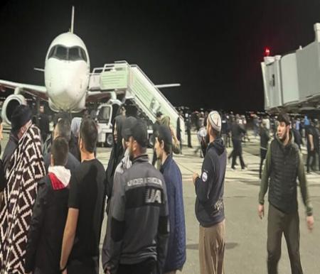 Ratusan massa Rusia memburu warga Israel yang datang melalaui Bandara Dagestan.(foto: int)