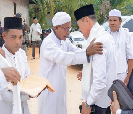Bupati Rohil Afrizal Sintong disambut saat kunjungi Madrasah Suluk Thariqat Naqsyabandiyah (foto/afrizal)