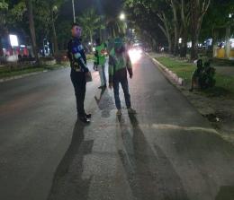 Polisi saat melakukan olah TKP kecelakaan maut di Jalan Sudirman, Pekanbaru (foto/int)
