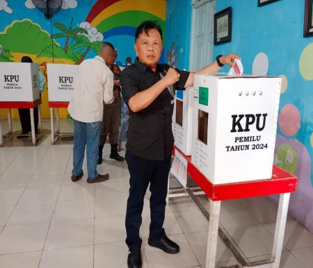 Plt Bupati Kepulauan Meranti, AKBP (Purn) H Asmar saat menyalurkan hak pilihnya di TPS 12, Kelurahan Selatpanjang Kota