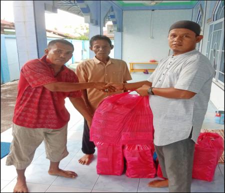 Relawan pribadi Plt Bupati Asmar tampak membagikan makanan untuk berbuka puasa kepada salah satu pengurus masjid.