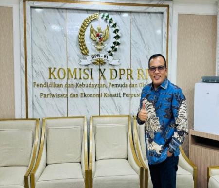 Ketua PGRI Riau, Dr Adolf Bastian (foto/ist)