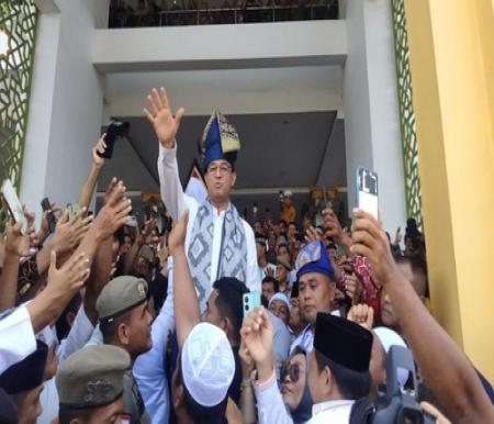 Calon Presiden RI 2024, Anies Baswedan disambut para pendukungnya usai salat Jumat di Asahan, Sumut.(foto: detik.com)