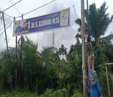 Bawaslu Pekanbaru menertibkan APK caleg bermuatan kampanye.(foto: rinai/halloriau.com)