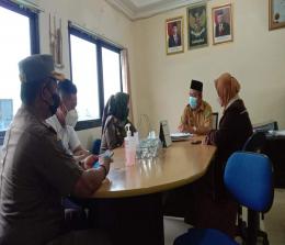 Plt Kepala Satpol PP Kepulauan Meranti, Masdiana bersama anggota bertemu dengan Direktur RSUD Kepulauan Meranti, dr Suhadi terkait pelecehan yang dilakukan oknum bidan di RSUD