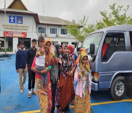 Kantor Imigrasi Kelas I TPI Dumai menyerahkan 17 orang warga Rohingya ke Rudenim Pekanbaru (foto/bambang)