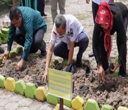 Gubernur Riau Syamsuar bersama Kepala BI Riau M Nur saat menanam cabai di Dumai.(foto: mcr)