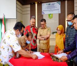 Penandatanganan kerjasama yang dihadiri Bupati Kepulauan Meranti, H Muhammad Adil dan GM Stakeholder Relation RAPP, Wan Mohd Jack Anza.