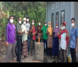 Camat Rangsang Barat Juwita Ratna Sari bersama masyarakat saat melakukan percobaan terhadap kompor bahan bakar Sekam