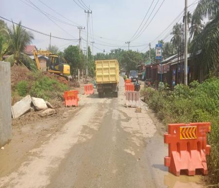 Jalan Pasirpengaraian ke Ujung Batu tuntas diperbaiki (foto/int)