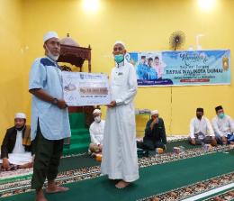 Walikota Dumai Paisal menyerahkan bantuan untuk Masjid Al A