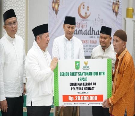 Tim Safari Ramadan dari Pemprov Riau menyerahkan CSR BRK Syariah ke pengurus Masjid Jami Al-Falah Desa Ngaso di Rohul (foto/ist)