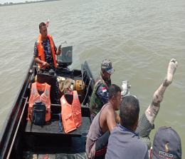 Petugas bersama nelayan melakukan evakuasi jenazah Zakaria yang ditemukan di perairan Bengkalis