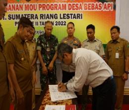 Arif Maulana, manajemen PT SRL menandatangani nota kesepakatan disaksikan Wakapolres Meranti, Plt Kalaksa BPBD, Kepala KPH Tebing Tinggi (foto/ist)