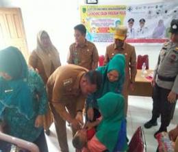Sekda Rohil meresmikan Crash Polio di Kepenghuluan Parit Aman (foto/zal)