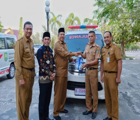 Bupati Siak Alfedri kembali menyerahkan dua unit ambulans (foto/diana)