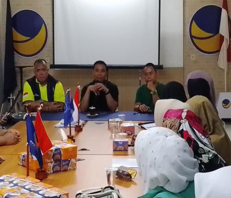 Sekretaris Yopi Arianto (kiri) dalam Rapat Pengamanan Kunjungan Anies di Kantor DPW Partai NasDem Riau (foto/ist)