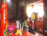 Umat melaksanakan ritual dalam perayaan HUT Dewa Chu Hu Tua Lang Kong.