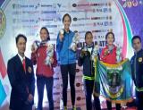 Jessica Tety Debora, (berjaket biru) meraih emas dalam Piala Mendagri 2018 di Palu, Sulawesi Tengah kelas 54 kilogram.