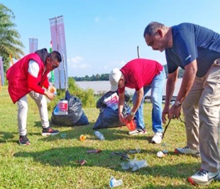 PT RAPP bersama DLH Pelalawan berkolaborasi membersihkan lingkungan dari sampah plastik (foto/ist)