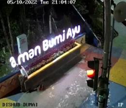 Terekam oleh CCTV Dishub Dumai oknum yang tidak bertanggung jawab tengah merusak lampu taman di Kelurahan Bumi Ayu pada Selasa (10/5/2022) malam.