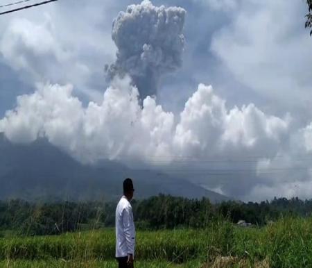 Gunung Marapi erupsi lagi siang ini (foto/ist)