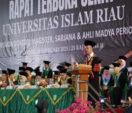 Rektor UIR, Prof Dr Syafrinaldi memberi sambutan 1.747 wisudawan di GOR Volly Kampus (foto/ist)