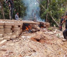 Tim gabungan menemukan kayu hasil illegal logging di Hutan Lindung Bukit Tabandang, Desa Lubuk Ambacang, Kecamatan Hulu Kuantan, Kabupaten Kuansing, Senin (13/2) kemarin.