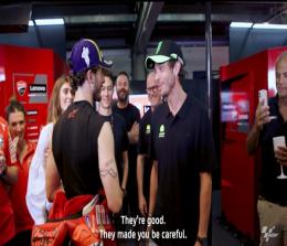 Valentino Rossi ucapkan sesuatu ke pebalap Ducati Bagnia (foto/int)