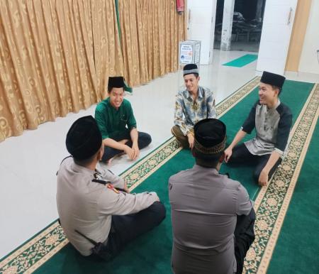 Personel Polsek Tampan di Masjid Ubudiyah, Jalan Garuda Sakti Kelurahan Air Putih Kecamatan Tampan (foto/int)