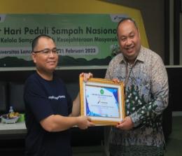 Manager External Communications & Stakeholder Relations South PHR Wan Dedi Yudishtira menerima piagam penghargaan (foto/ist)