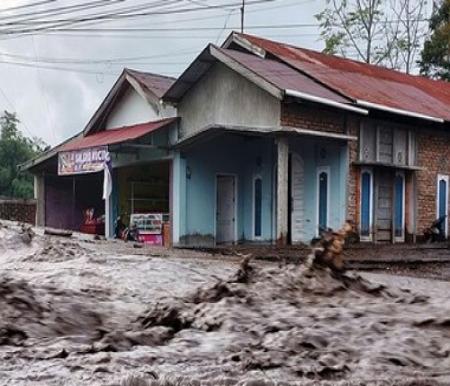 Banjir lahar dingin Gunung Marapi.(foto: detik.com)