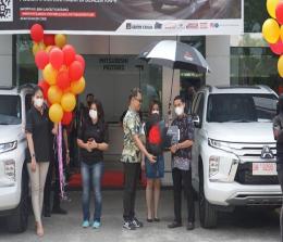 PT Dipo Internasional Pahala Otomotif menyerahkan New Pajero Sport kepada 10 konsumen, Senin (01/02/2012)