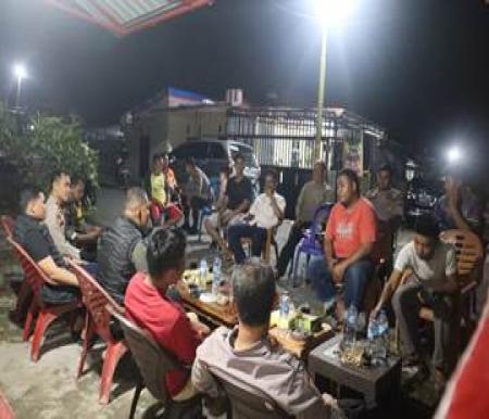 Kapolres Pelalawan, AKBP Suwinto ngopi bareng warga di Perum Nuansa Sakinah (foto/andi)