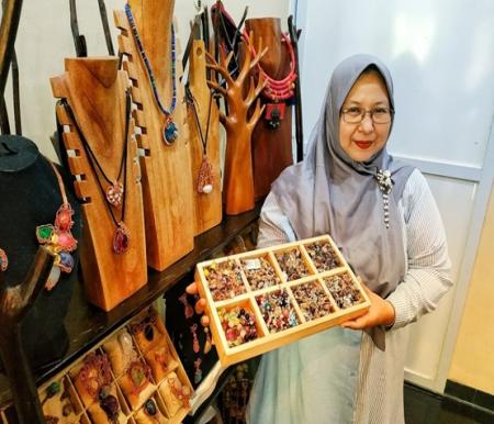 Marlian Dwi Ratih owner Mahacinta Jewelry Pekanbaru menghasilkan cuan dari rumah (foto/riki)