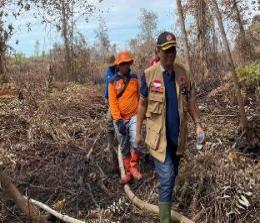 Kalaksa BPBD Riau di lokasi kebakaran lahan di Kota Dumai.