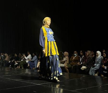 Koleksi 6 desainer dan pengrajin batik tulis Asia Pacific Rayon (APR) di Jakarta Muslim Fashion Week (JMFW) 2024 di ICE BSD City, Tangerang, Kamis (20/10/2023).