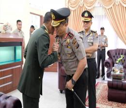 Kapolda Riau Irjen Pol Agung Setya Imam Effendi bersalaman dengan Danrem 031/Wira Bima Brigjen TNI Mohammad Fadjar 