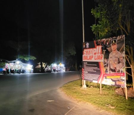 Satuan Lalu Lintas Polresta Pekanbaru pasang baliho imbauan stop balap liar (foto/bayu)