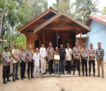 Polres Kepulauan Meranti bersama komunitas R-Community lakukan bedah rumah layak huni.