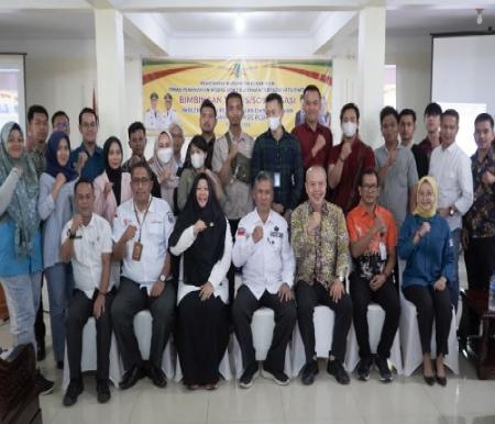 DPMPTSP Riau bersama para peserta sosialisasi sistem OSS yang diterapkan DPMPTSP Rohi.(foto: afrizal/halloriau.com)