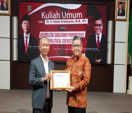 Rektor UIR, Prof Dr H Syafrinaldi SH MCL dan Dosen Universitas Pertahanan Indonesia, Dr Ir Hasto Kristiyanto MM IPU.(foto: istimewa)