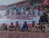 Kepala SMK Hasanah, SondangElisabet, bersama tim Honda Dream Cup 2016, danSekretaris Disdik Pekanbaru,Nurfaisal, Kasi SMK Disdik Pekanbaru, Sri Fadila.