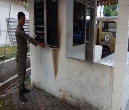 Personel Satpol PP Pekanbaru perlihatkan bekas terbakar di pos jaga akibat dilempar molotov orang tak dikenal.