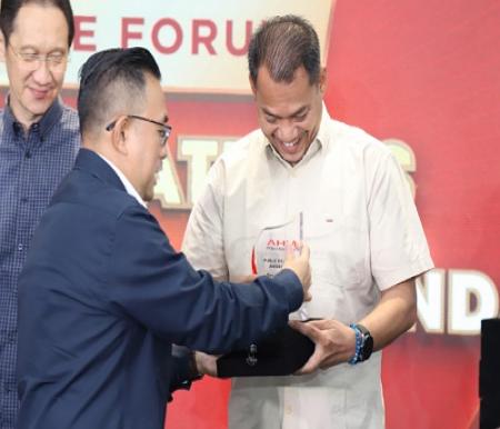 Regional Head PT CDN Riau, Harry Sutiono menerima penghargaan dari Executive Vice President Director PT AHM Thomas Wijaya.(foto: istimewa)